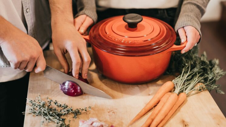 How to Hold a Chef Knife – Tips and Techniques for Beginners and Pros