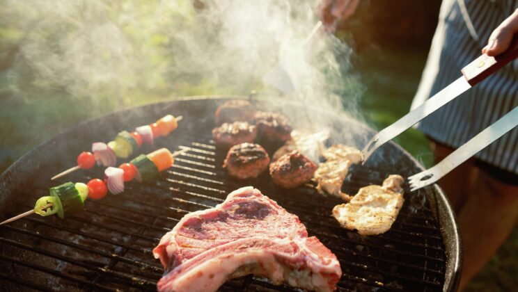 How Long to Cook Burgers on a Gas Grill for a Delightful, Approved Experience