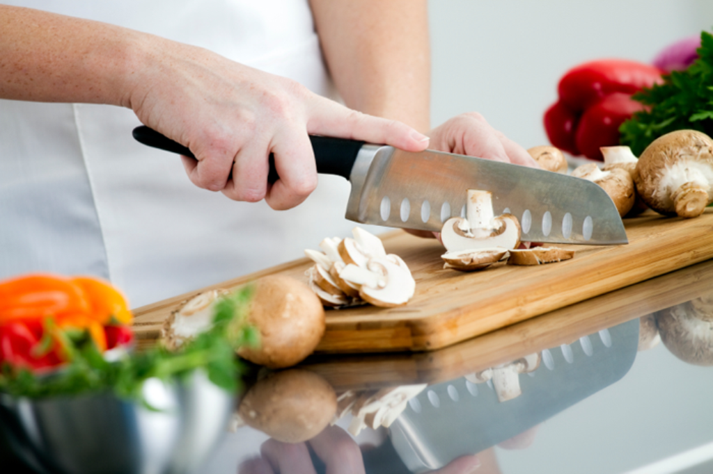 how thick should a wood cutting board be