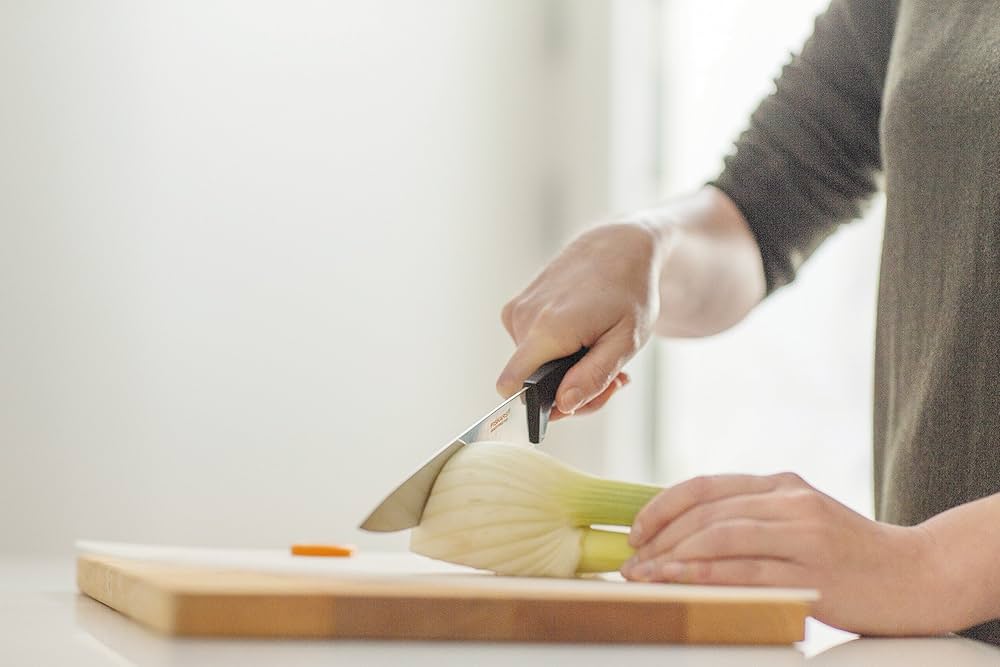 how to wash wood cutting board