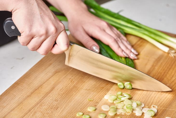 how to cut a kiwi without a knife