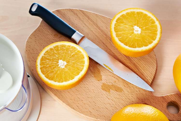 how to cut the top off a cake with a knife