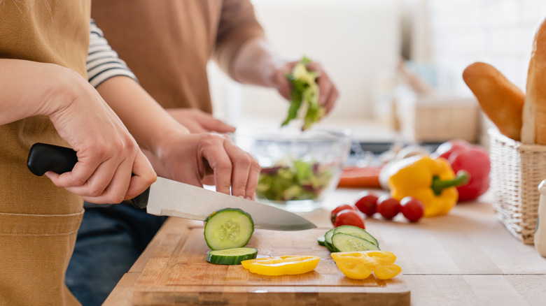 how to cut a fresh pineapple with a knife