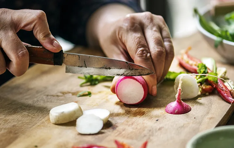 how to cut a pill in half with a knife